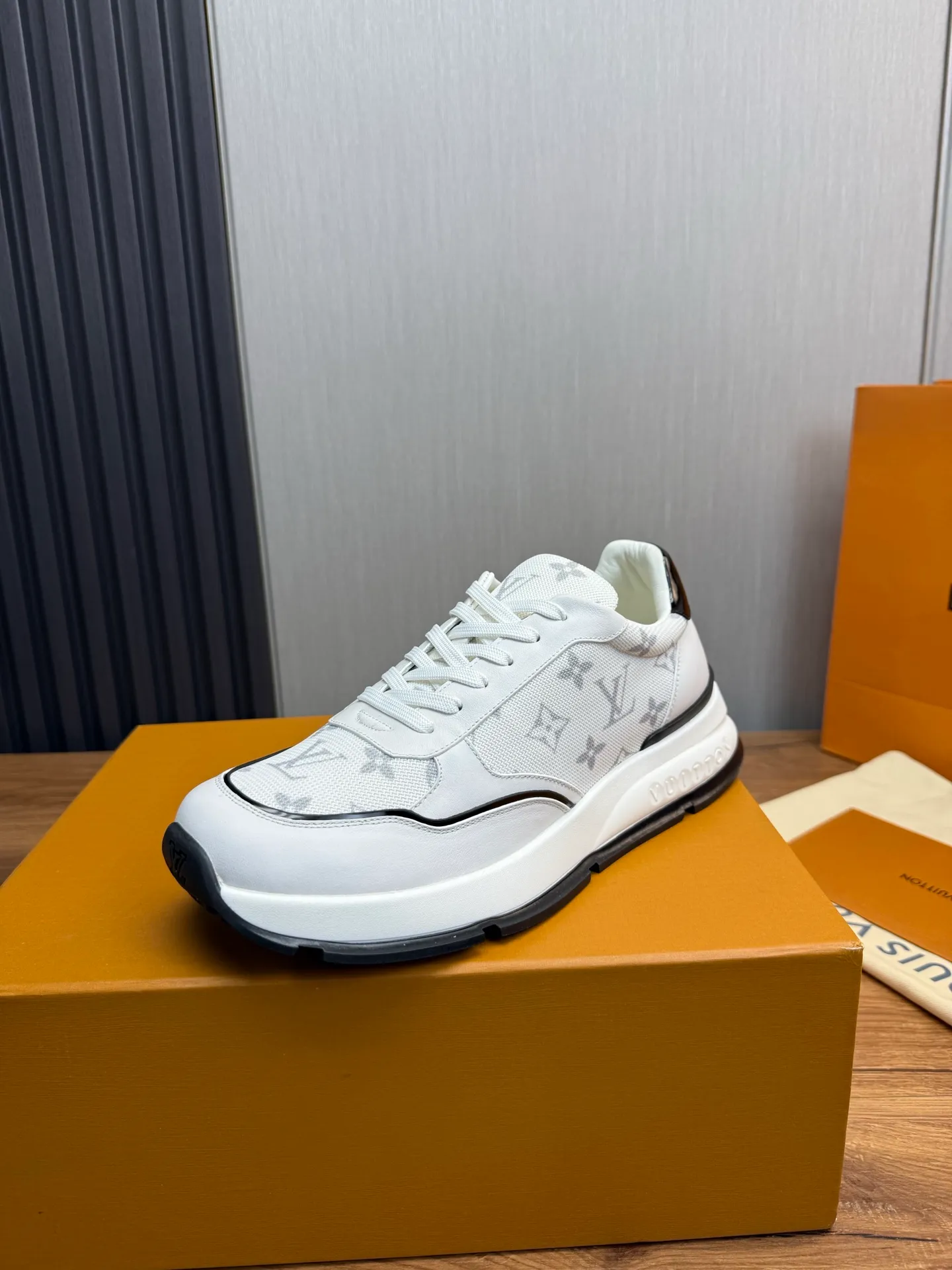 Men's shoes 💰800💰 LOUIS VUITTON [Luden Yiwei] Brand new trendy Lv is on the market 🎁, casual and fashionable men's shoes 👟Original 1:1 shipment✅ The upper is made of imported brand leather + cowhide lining, the original wear-resistant rubber outsole, the version is simple and elegant, exclusive for trendy men. 38-44 (customized at 38.45)